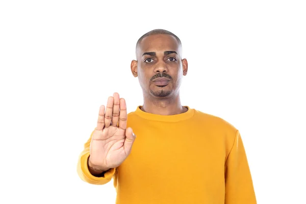 Chico Africano Con Camiseta Amarilla Aislado Sobre Fondo Blanco —  Fotos de Stock