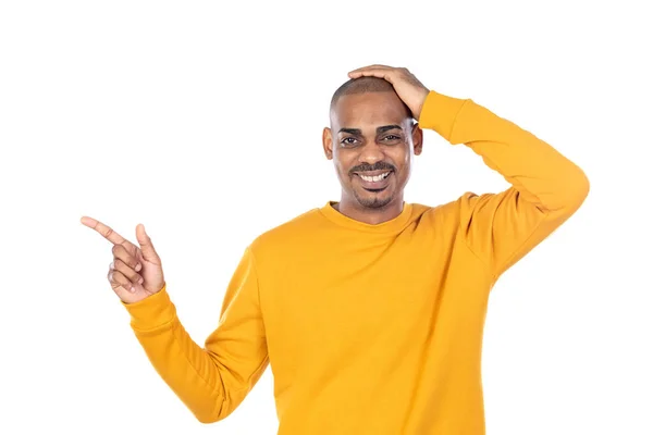 Africano Cara Com Camiseta Amarela Isolado Fundo Branco — Fotografia de Stock