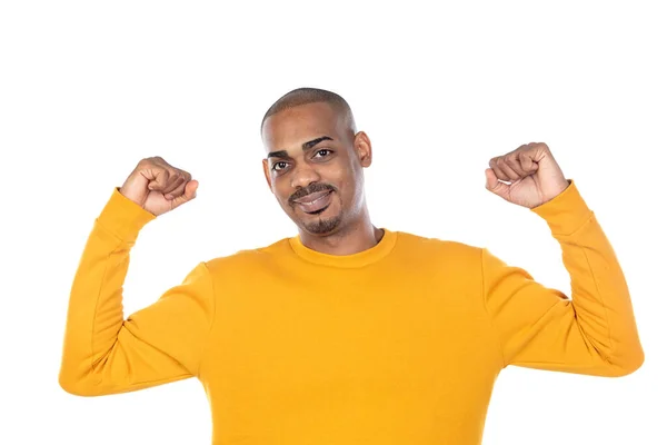 Sarı Tişörtlü Afrikalı Adam Beyaz Arka Planda Izole Edilmiş — Stok fotoğraf