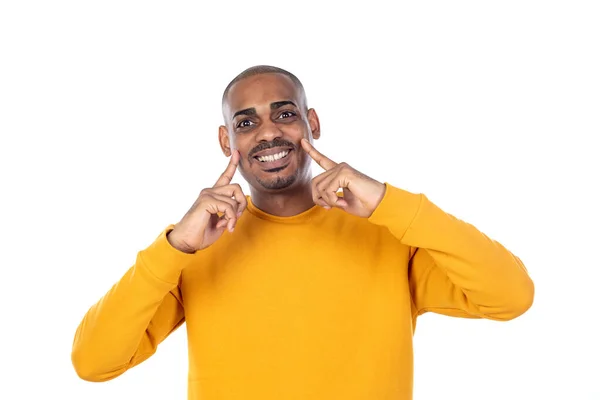 Afrikaanse Man Met Geel Shirt Geïsoleerd Een Witte Achtergrond — Stockfoto