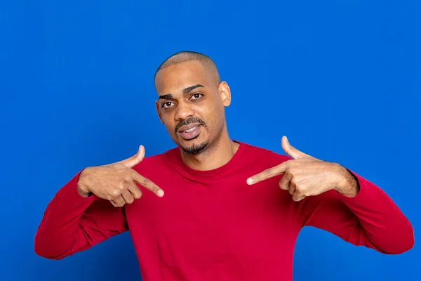 Africano Cara Com Camisa Vermelha Fundo Azul — Fotografia de Stock