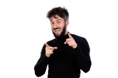 Siyahlı genç adam beyaz arka planda izole edilmiş.