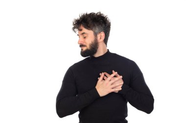 Siyahlı genç adam beyaz arka planda izole edilmiş.