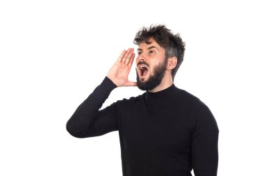 Siyahlı genç adam beyaz arka planda izole edilmiş.