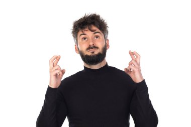 Siyahlı genç adam beyaz arka planda izole edilmiş.