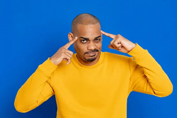 Chico Africano Con Una Camiseta Amarilla Sobre Fondo Azul —  Fotos de Stock