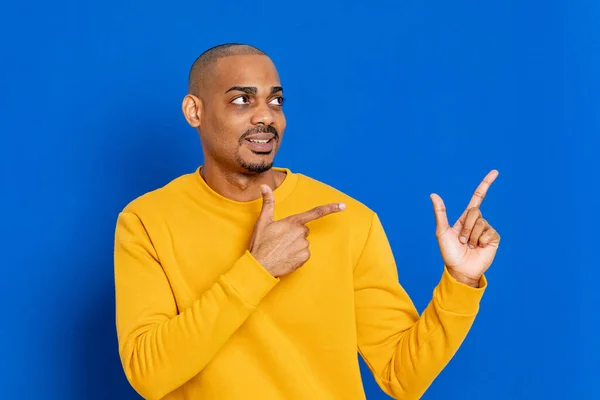 Africano Cara Com Uma Camisa Amarela Fundo Azul — Fotografia de Stock