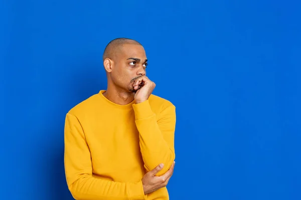 African Guy Yellow Jersey Blue Background — Stock Photo, Image