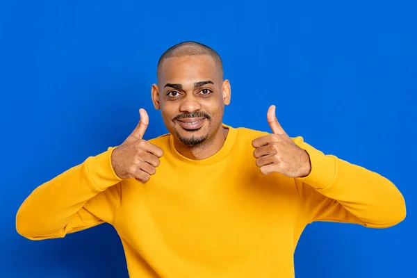 Chico Africano Con Una Camiseta Amarilla Sobre Fondo Azul —  Fotos de Stock