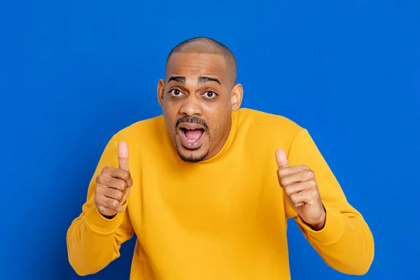 Chico Africano Con Una Camiseta Amarilla Sobre Fondo Azul —  Fotos de Stock