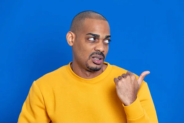 Africano Cara Com Uma Camisa Amarela Fundo Azul — Fotografia de Stock