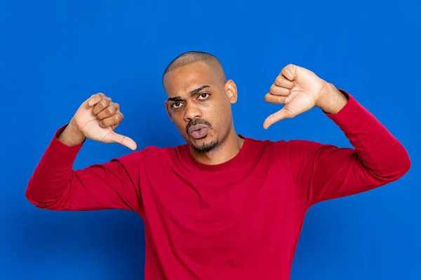 Africano Cara Com Uma Camisa Vermelha Fundo Azul — Fotografia de Stock