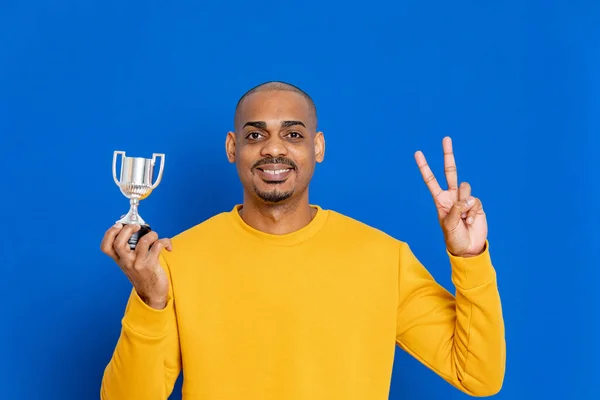 Chico Africano Con Una Camiseta Amarilla Sobre Fondo Azul —  Fotos de Stock