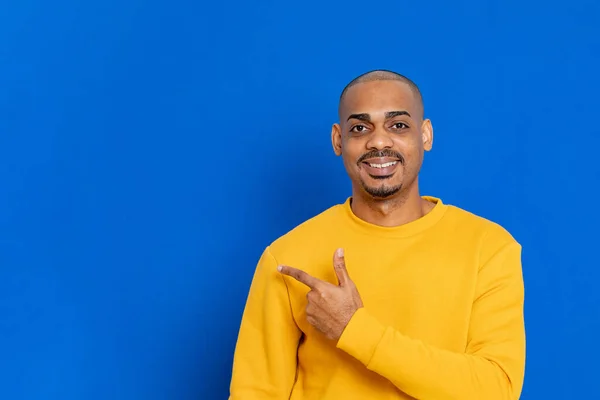 Africano Cara Com Uma Camisa Amarela Fundo Azul — Fotografia de Stock