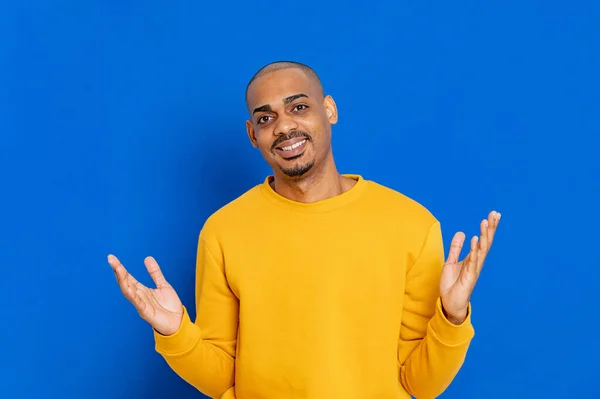 Africano Cara Com Uma Camisa Amarela Fundo Azul — Fotografia de Stock