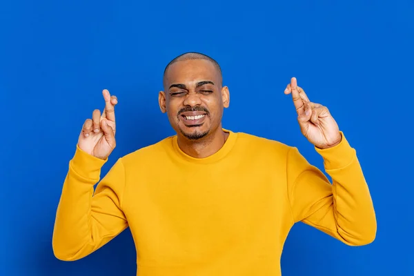 Ragazzo Africano Con Una Maglia Gialla Uno Sfondo Blu — Foto Stock