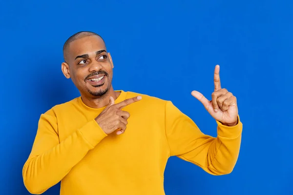 Afrikaner Mit Gelbem Trikot Auf Blauem Hintergrund — Stockfoto