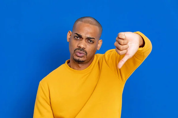 Africano Cara Com Uma Camisa Amarela Fundo Azul — Fotografia de Stock