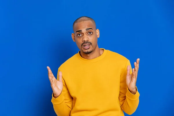 Africano Cara Com Uma Camisa Amarela Fundo Azul — Fotografia de Stock