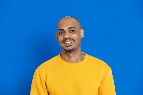 Africano Cara Com Uma Camisa Amarela Fundo Azul — Fotografia de Stock