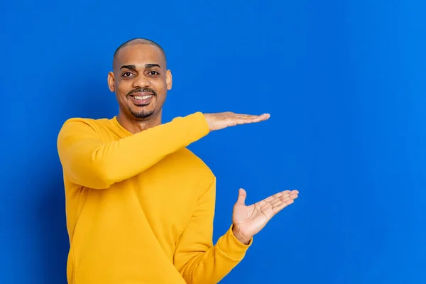 Africano Cara Com Uma Camisa Amarela Fundo Azul — Fotografia de Stock