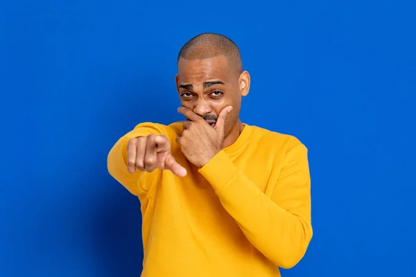 Chico Africano Con Una Camiseta Amarilla Sobre Fondo Azul —  Fotos de Stock