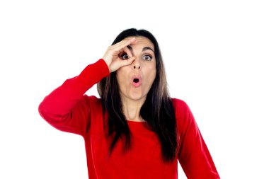 Kırmızı forma giyen çekici olgun bir kadın beyaz arka planda izole edilmiş.