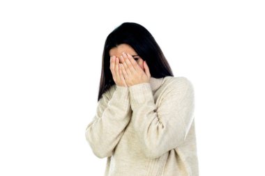 Çekici esmer kadın beyaz bir arka planda izole edilmiş.