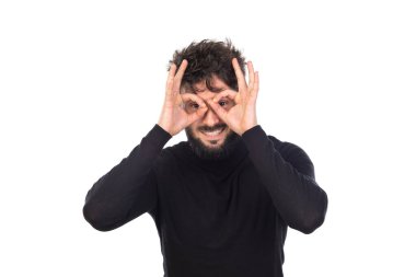 Siyahlı genç adam beyaz arka planda izole edilmiş.