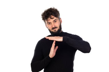 Siyahlı genç adam beyaz arka planda izole edilmiş.