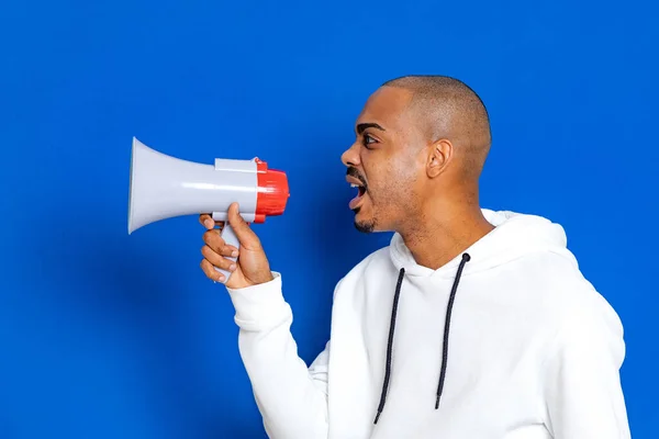 Afrikaanse Man Draagt Een Witte Sweater Een Blauwe Achtergrond — Stockfoto