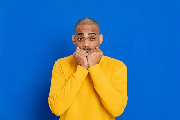 Africano Cara Com Uma Camisa Amarela Fundo Azul — Fotografia de Stock