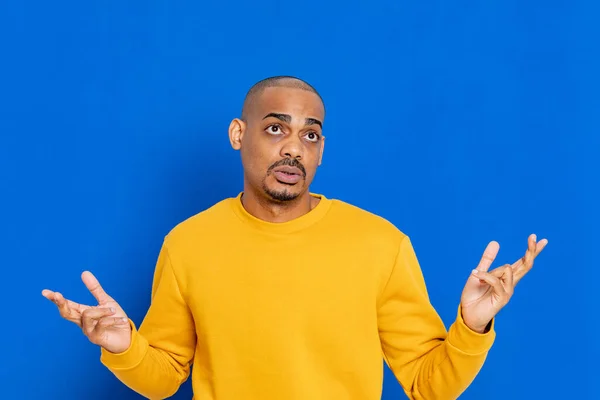 Chico Africano Con Una Camiseta Amarilla Sobre Fondo Azul — Foto de Stock