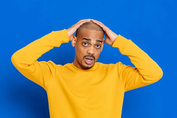 Chico Africano Con Una Camiseta Amarilla Sobre Fondo Azul —  Fotos de Stock