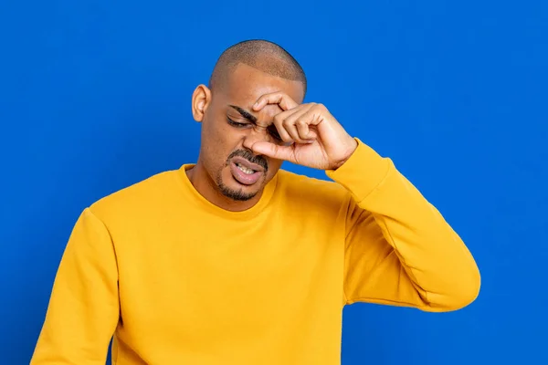 Africano Cara Com Uma Camisa Amarela Fundo Azul — Fotografia de Stock