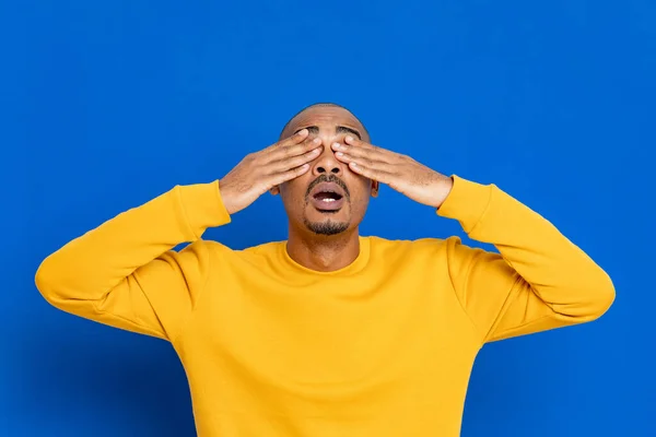 Africano Cara Com Uma Camisa Amarela Fundo Azul — Fotografia de Stock