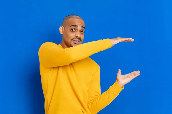 African Guy Yellow Jersey Blue Background — Stock Photo, Image