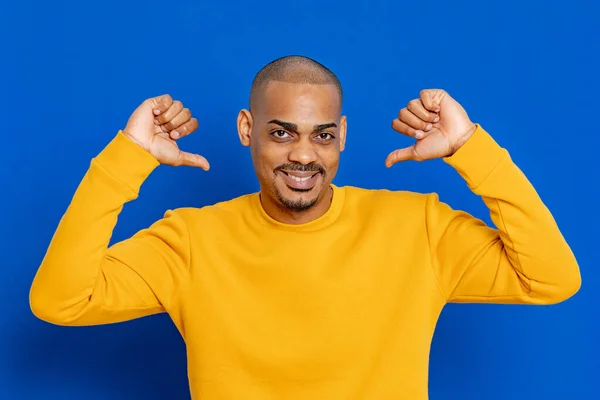 Africano Cara Com Uma Camisa Amarela Fundo Azul — Fotografia de Stock