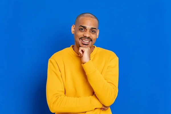 Chico Africano Con Camiseta Amarilla Sobre Fondo Azul —  Fotos de Stock