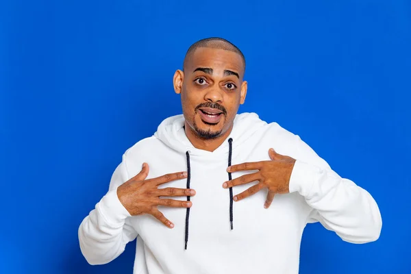 Afrikaner Trägt Ein Weißes Sweatshirt Auf Blauem Hintergrund — Stockfoto