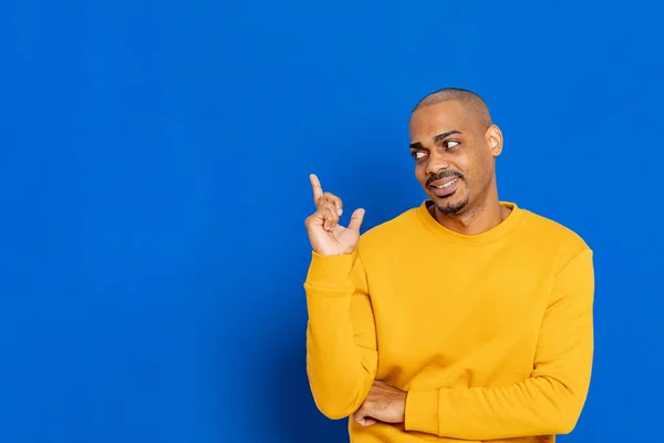 Africano Cara Com Camisa Amarela Fundo Azul — Fotografia de Stock