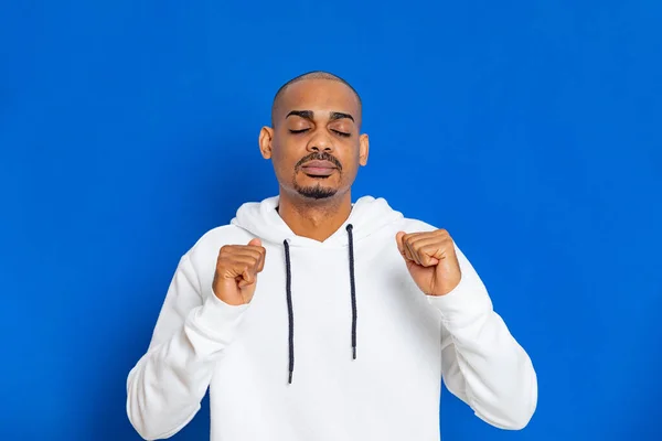 Chico Africano Con Una Sudadera Blanca Sobre Fondo Azul — Foto de Stock