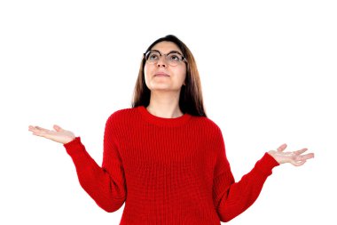 Gözlüklü esmer kız beyaz arka planda izole edilmiş.