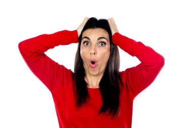 Kırmızı forma giyen çekici olgun bir kadın beyaz arka planda izole edilmiş.