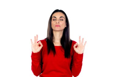 Kırmızı forma giyen çekici olgun bir kadın beyaz arka planda izole edilmiş.