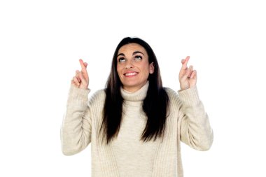 Çekici esmer kadın beyaz bir arka planda izole edilmiş.