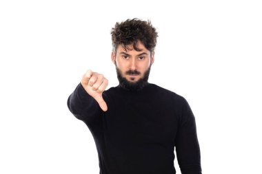 Siyahlı genç adam beyaz arka planda izole edilmiş.