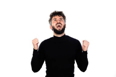 Siyahlı genç adam beyaz arka planda izole edilmiş.