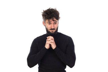 Siyahlı genç adam beyaz arka planda izole edilmiş.