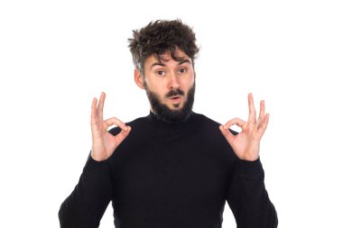 Siyahlı genç adam beyaz arka planda izole edilmiş.